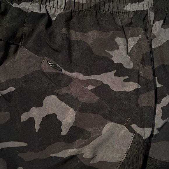 Athleta Mesh Racer Run Mid Rise Shorts - Picture 7 of 8